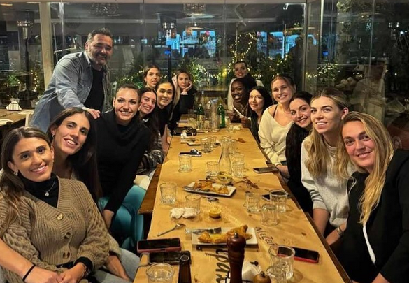 ΑΕΚ: Δείπνο συσπείρωσης στην γυναικεία ομάδα βόλεϊ στο “Περαχώρι” της Μεταμόρφωσης (ΦΩΤΟ)