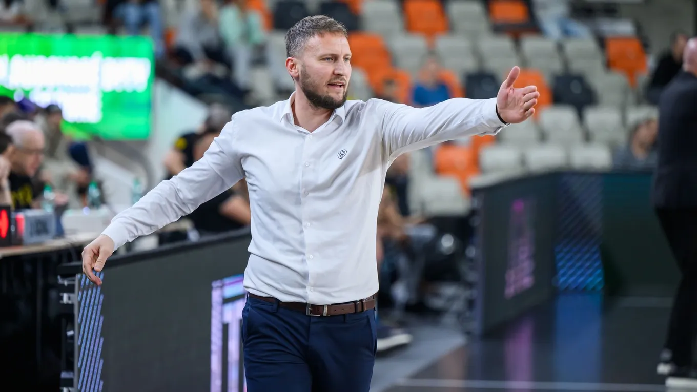 levice coach