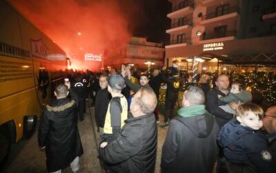 Θερμή υποδοχή της ΑΕΚ στην Τρίπολη από μικρούς και μεγάλους
